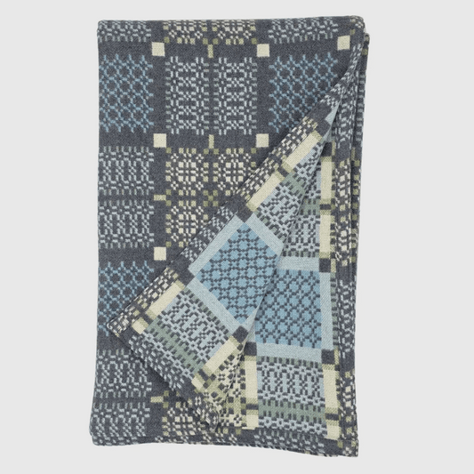 Knot garden bluestone throw