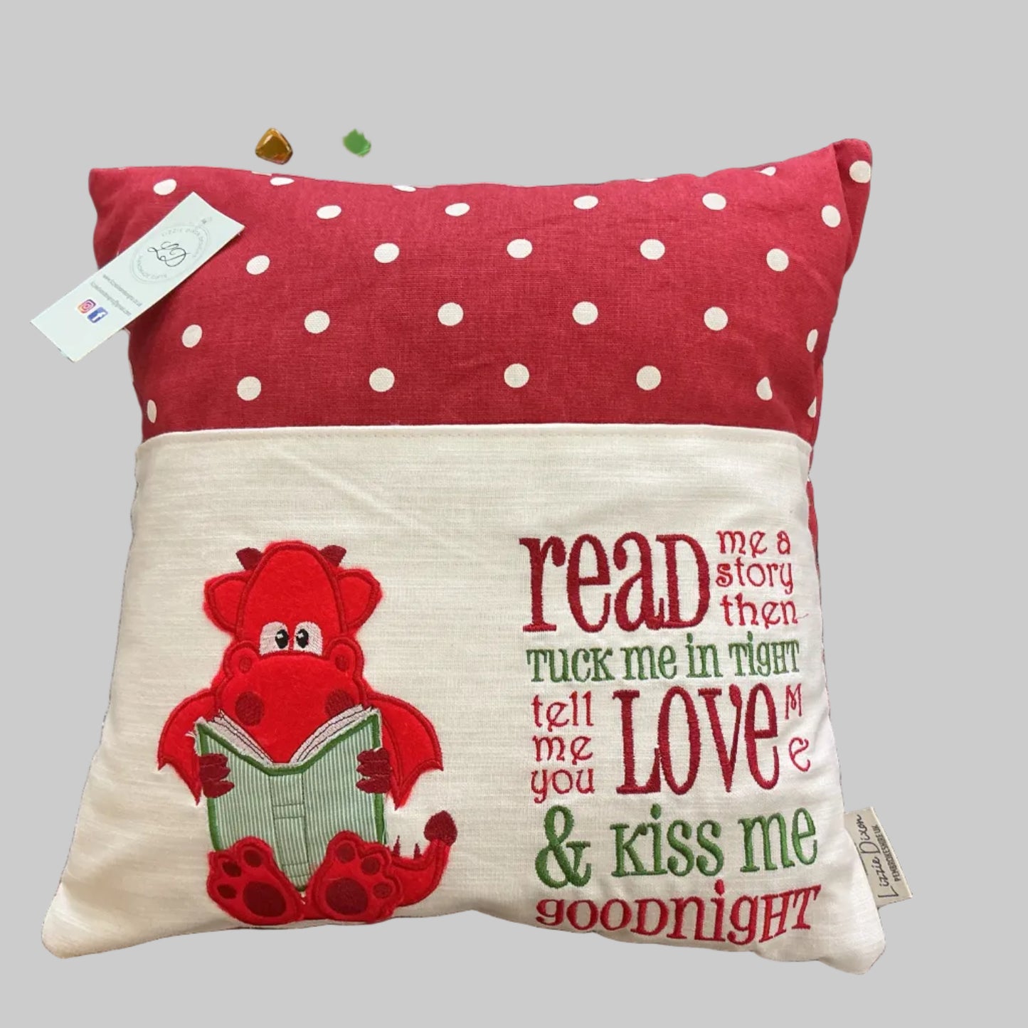 Red dragon reading cushion English 
